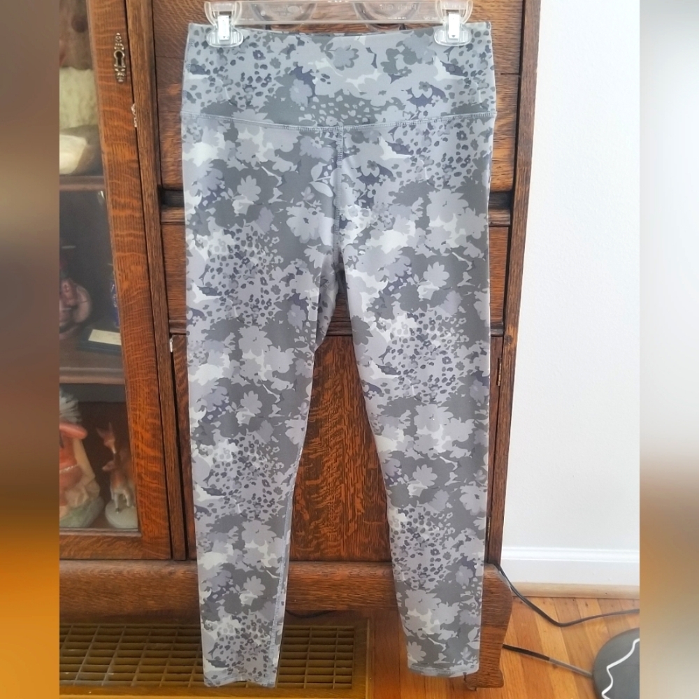 NWOT Maurices Camo Active Leggings - Sz M